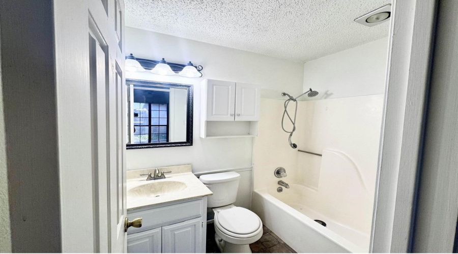200 Martingale Ln, Laredo, Texas 78041, 2 Bedrooms Bedrooms, 5 Rooms Rooms,2 BathroomsBathrooms,Residential,For Sale,200 Martingale Ln,20263193
