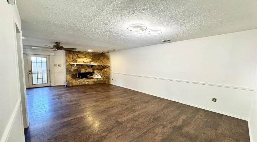 200 Martingale Ln, Laredo, Texas 78041, 2 Bedrooms Bedrooms, 5 Rooms Rooms,2 BathroomsBathrooms,Residential,For Sale,200 Martingale Ln,20263193