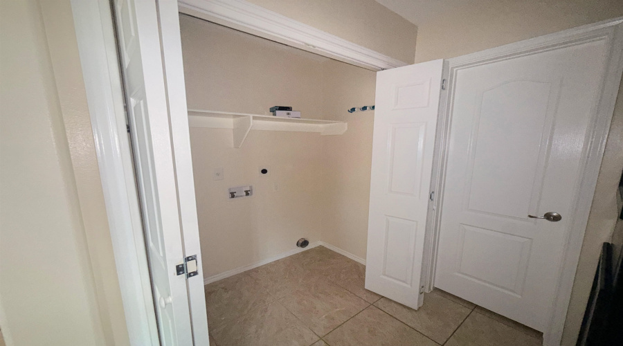 4205 Indian River Ave, Laredo, Texas 78045, 2 Bedrooms Bedrooms, 4 Rooms Rooms,1 BathroomBathrooms,Residential,For Rent,4205 Indian River Ave,20263198