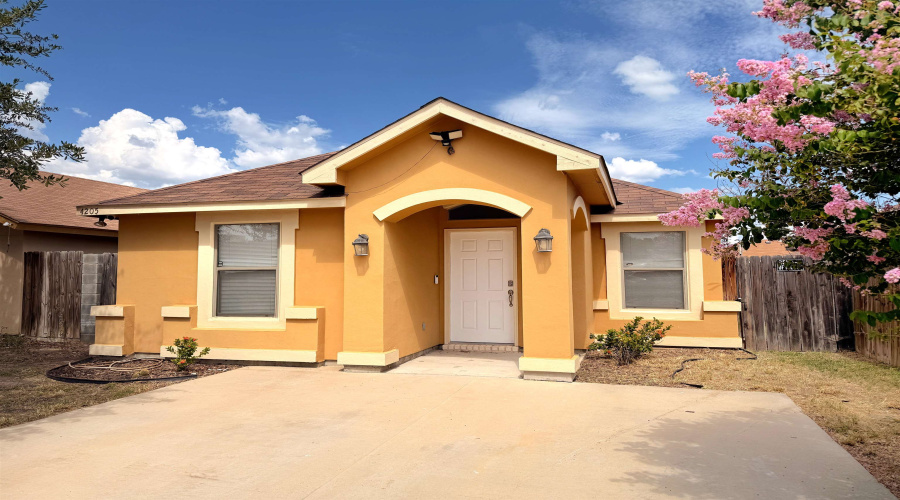 4205 Indian River Ave, Laredo, Texas 78045, 2 Bedrooms Bedrooms, 4 Rooms Rooms,1 BathroomBathrooms,Residential,For Rent,4205 Indian River Ave,20263198