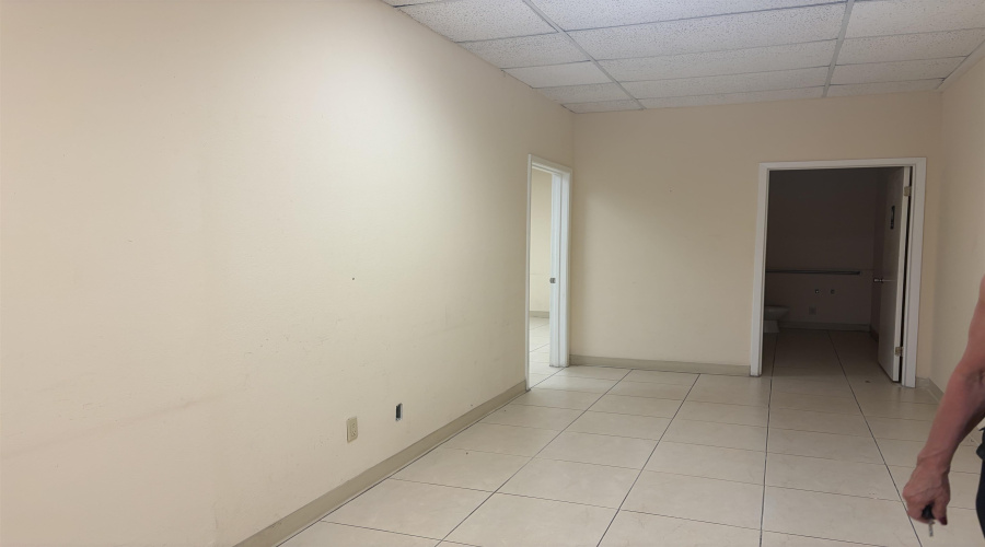 1505 Calle Del Norte, Laredo, Texas 78041, 1 Room Rooms,2 BathroomsBathrooms,Commercial retail/office,For Rent,1505 Calle Del Norte,20263201