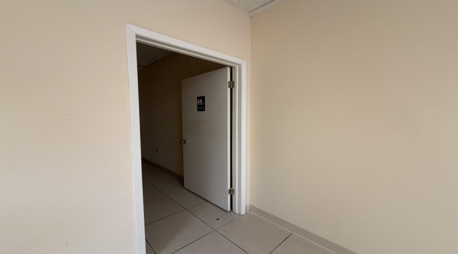 1505 Calle Del Norte, Laredo, Texas 78041, 1 Room Rooms,2 BathroomsBathrooms,Commercial retail/office,For Rent,1505 Calle Del Norte,20263201