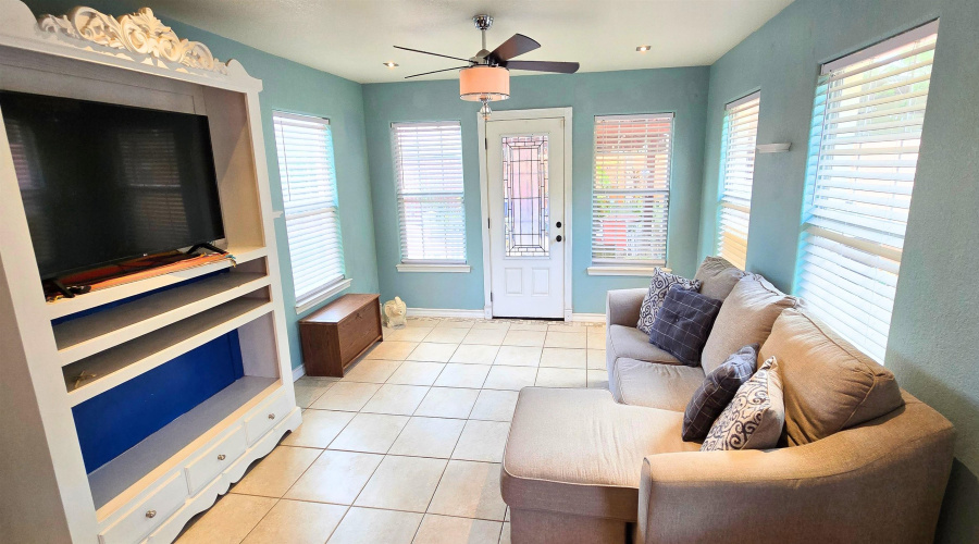 110 Lagos Ave, Laredo, Texas 78045, 3 Bedrooms Bedrooms, 6 Rooms Rooms,2 BathroomsBathrooms,Residential,For Sale,110 Lagos Ave,20263216