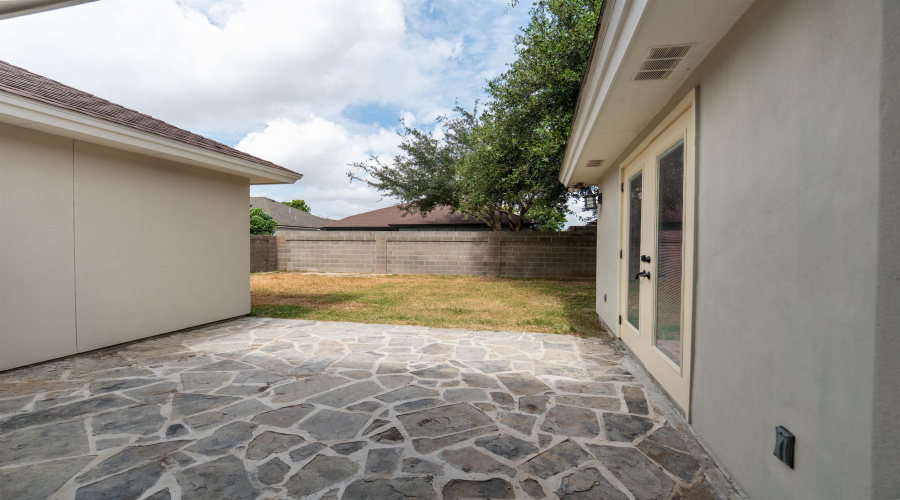 8710 Allegheny St, Laredo, Texas 78045, 4 Bedrooms Bedrooms, 5 Rooms Rooms,2 BathroomsBathrooms,Residential,For Sale,8710 Allegheny St,20263219
