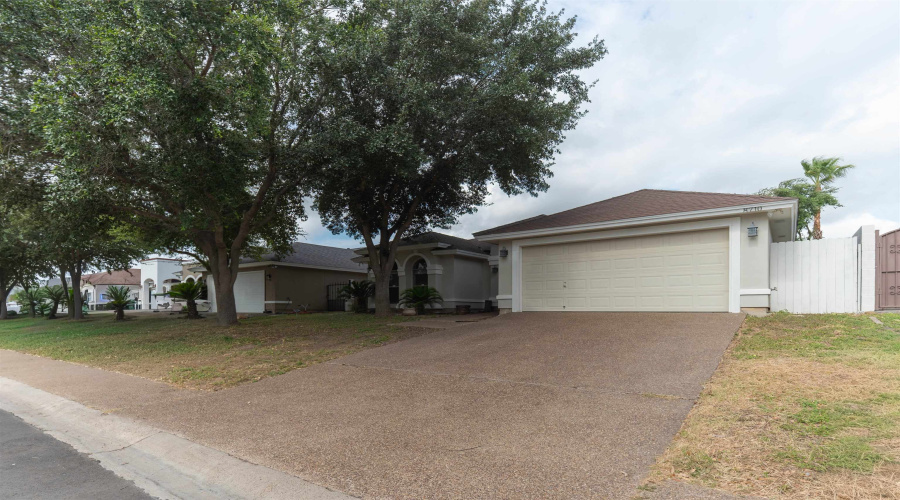 8710 Allegheny St, Laredo, Texas 78045, 4 Bedrooms Bedrooms, 5 Rooms Rooms,2 BathroomsBathrooms,Residential,For Sale,8710 Allegheny St,20263219