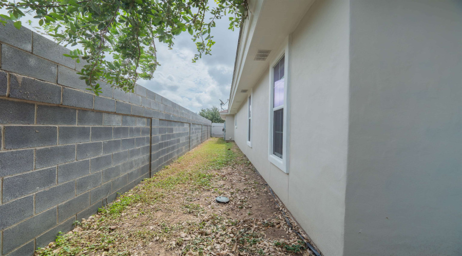 8710 Allegheny St, Laredo, Texas 78045, 4 Bedrooms Bedrooms, 5 Rooms Rooms,2 BathroomsBathrooms,Residential,For Sale,8710 Allegheny St,20263219