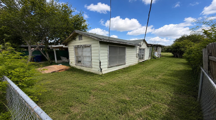 404 W Locust St, Laredo, Texas 78040, 1 Bedroom Bedrooms, 3 Rooms Rooms,1 BathroomBathrooms,Residential,For Sale,404 W Locust St,20263223