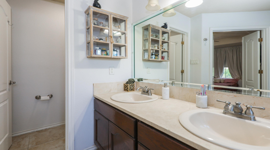 9310 Albany Dr, Laredo, Texas 78045, 3 Bedrooms Bedrooms, 5 Rooms Rooms,2 BathroomsBathrooms,Residential,For Sale,9310 Albany Dr,20263238