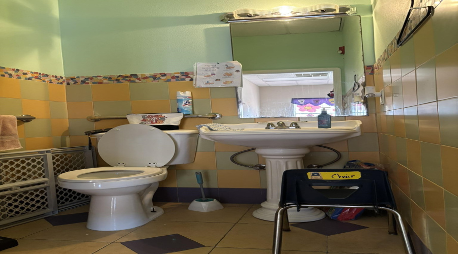 1605 Commerce Dr, laredo, Texas 78041, 1 Room Rooms,4 BathroomsBathrooms,Commercial retail/office,For Sale,1605 Commerce Dr,20263263