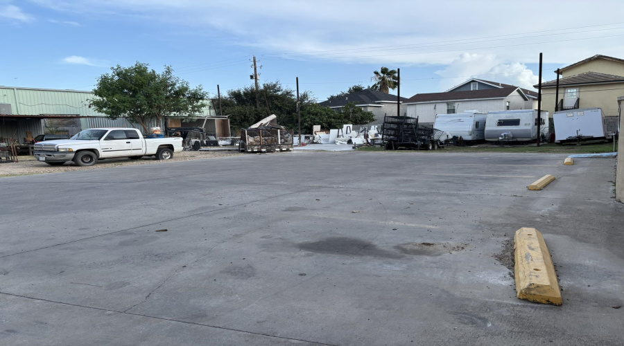 1605 Commerce Dr, laredo, Texas 78041, 1 Room Rooms,4 BathroomsBathrooms,Commercial retail/office,For Sale,1605 Commerce Dr,20263263