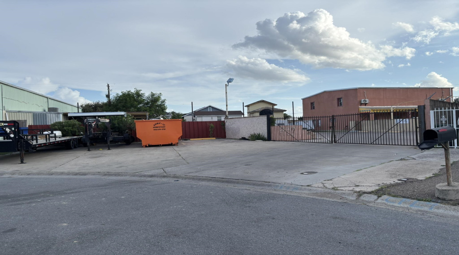 1605 Commerce Dr, laredo, Texas 78041, 1 Room Rooms,4 BathroomsBathrooms,Commercial retail/office,For Sale,1605 Commerce Dr,20263263