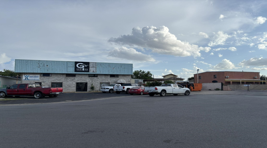 1118 Commerce Dr, Laredo, Texas 78041, 1 Bedroom Bedrooms, ,4 BathroomsBathrooms,Commercial/industrial,For Sale,1118 Commerce Dr,20263262