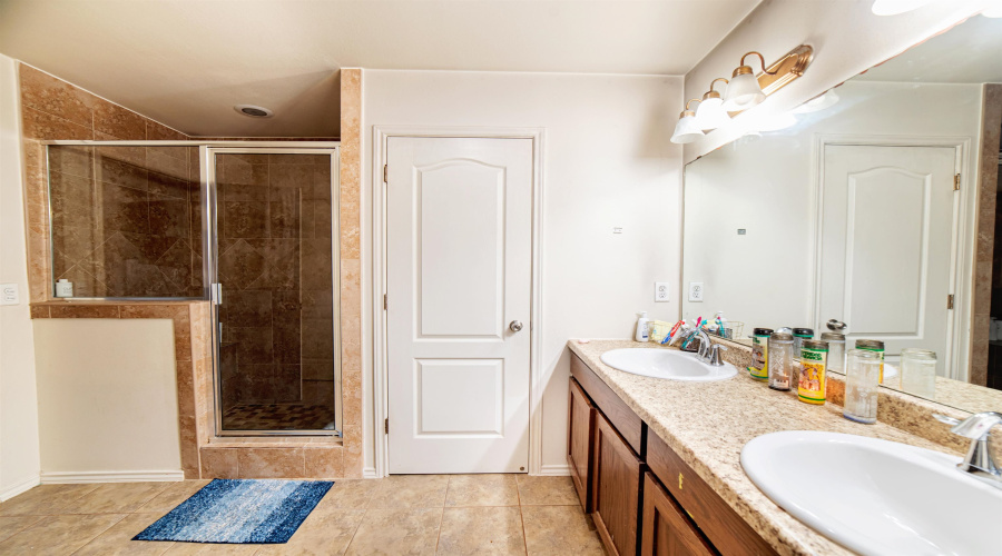 3629 Jose C Santos Dr, Laredo, Texas 78041, 3 Bedrooms Bedrooms, 5 Rooms Rooms,2 BathroomsBathrooms,Residential,For Sale,3629 Jose C Santos Dr,20263266