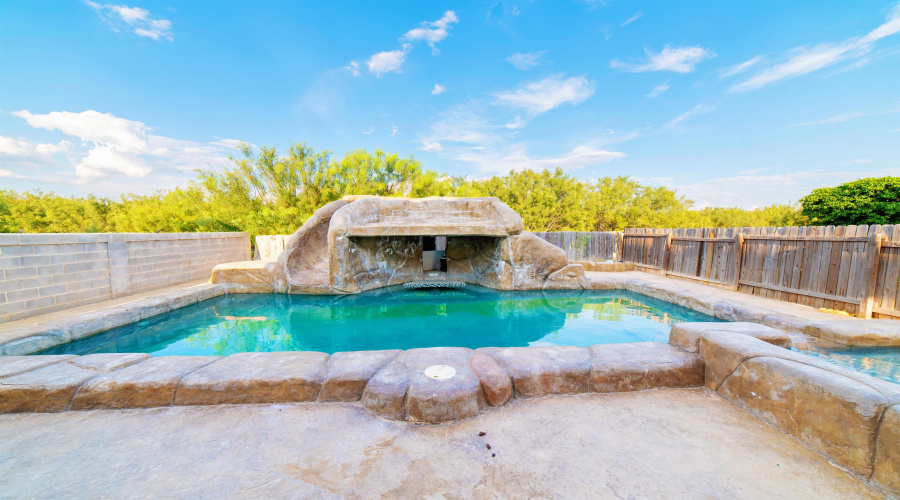 3629 Jose C Santos Dr, Laredo, Texas 78041, 3 Bedrooms Bedrooms, 5 Rooms Rooms,2 BathroomsBathrooms,Residential,For Sale,3629 Jose C Santos Dr,20263266