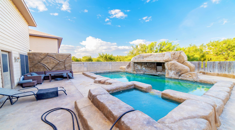3629 Jose C Santos Dr, Laredo, Texas 78041, 3 Bedrooms Bedrooms, 5 Rooms Rooms,2 BathroomsBathrooms,Residential,For Sale,3629 Jose C Santos Dr,20263266