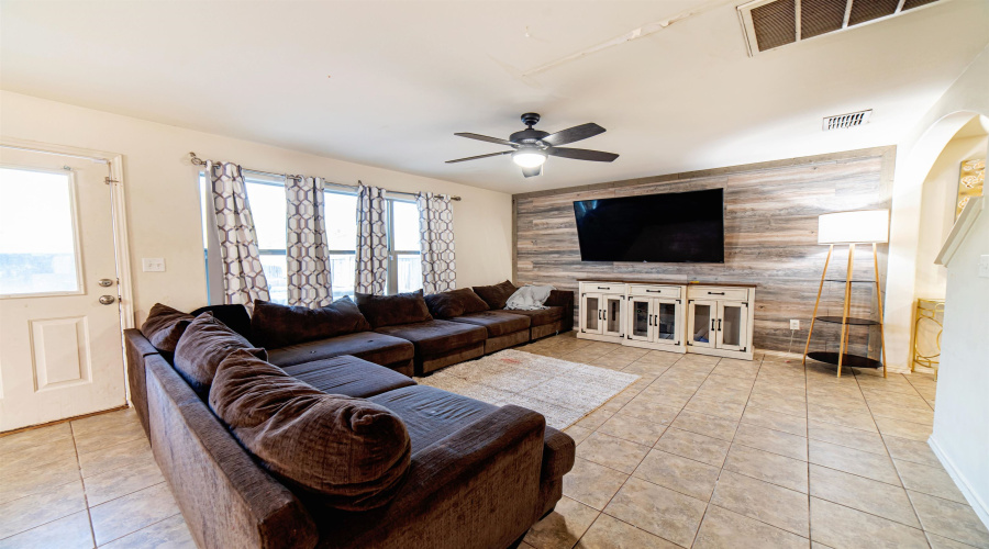 3629 Jose C Santos Dr, Laredo, Texas 78041, 3 Bedrooms Bedrooms, 5 Rooms Rooms,2 BathroomsBathrooms,Residential,For Sale,3629 Jose C Santos Dr,20263266