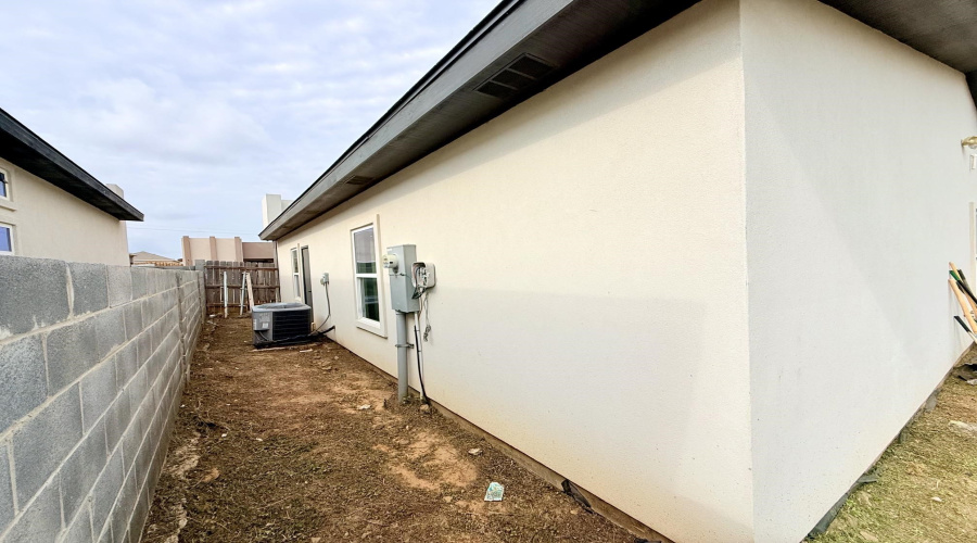 1614 Bilbao Dr., Laredo, Texas 78046, 3 Bedrooms Bedrooms, 6 Rooms Rooms,2 BathroomsBathrooms,Residential,For Sale,1614 Bilbao Dr.,20263269