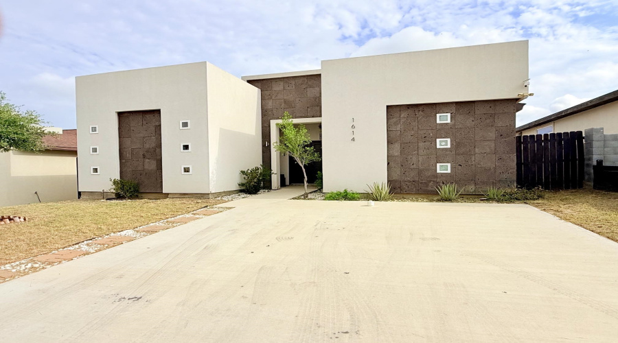 1614 Bilbao Dr., Laredo, Texas 78046, 3 Bedrooms Bedrooms, 6 Rooms Rooms,2 BathroomsBathrooms,Residential,For Sale,1614 Bilbao Dr.,20263269