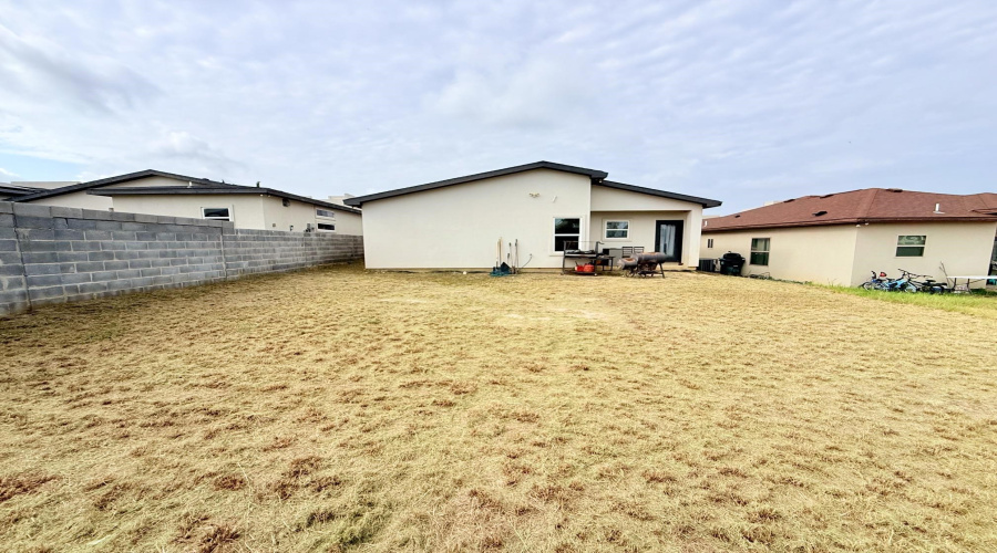 1614 Bilbao Dr., Laredo, Texas 78046, 3 Bedrooms Bedrooms, 6 Rooms Rooms,2 BathroomsBathrooms,Residential,For Sale,1614 Bilbao Dr.,20263269