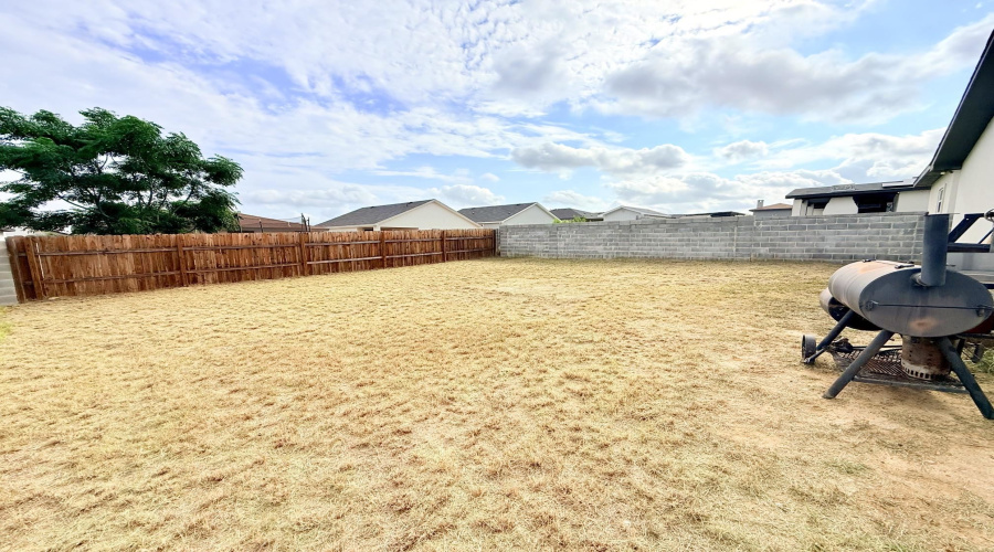 1614 Bilbao Dr., Laredo, Texas 78046, 3 Bedrooms Bedrooms, 6 Rooms Rooms,2 BathroomsBathrooms,Residential,For Sale,1614 Bilbao Dr.,20263269