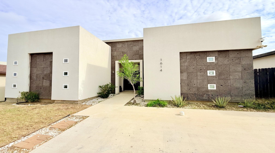 1614 Bilbao Dr., Laredo, Texas 78046, 3 Bedrooms Bedrooms, 6 Rooms Rooms,2 BathroomsBathrooms,Residential,For Sale,1614 Bilbao Dr.,20263269