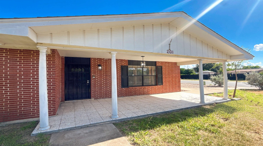 201 Gumwood Ln, Laredo, Texas 78041, 4 Bedrooms Bedrooms, 7 Rooms Rooms,2 BathroomsBathrooms,Residential,For Rent,201 Gumwood Ln,20263277