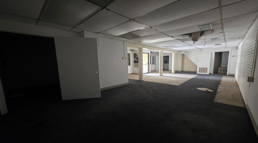 1301 Zaragoza St, Laredo, Texas 78041, 1 Room Rooms,1 BathroomBathrooms,Commercial retail/office,For Rent,1301 Zaragoza St,20263281