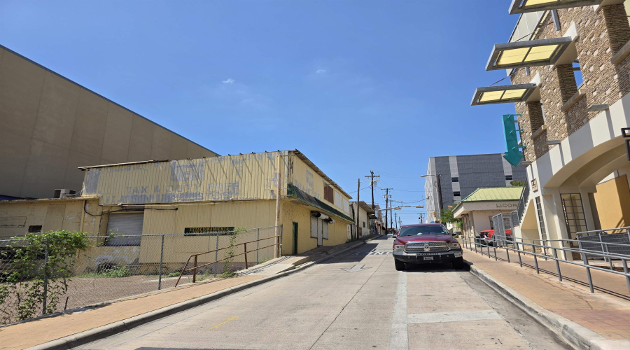 1301 Zaragoza St, Laredo, Texas 78041, 1 Room Rooms,1 BathroomBathrooms,Commercial retail/office,For Rent,1301 Zaragoza St,20263281