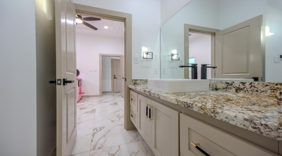 3912 Texas Dr., LAREDO, Texas 78046, 4 Bedrooms Bedrooms, 6 Rooms Rooms,3 BathroomsBathrooms,Residential,For Rent,3912 Texas Dr.,20263287