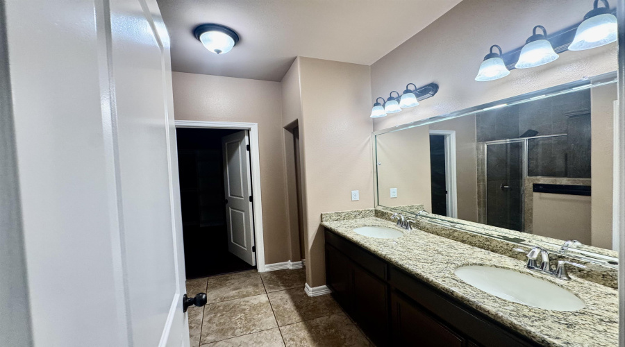 210 Starling Creek Lp, Laredo, Texas 78045, 4 Bedrooms Bedrooms, 8 Rooms Rooms,3 BathroomsBathrooms,Residential,For Sale,210 Starling Creek Lp,20263306