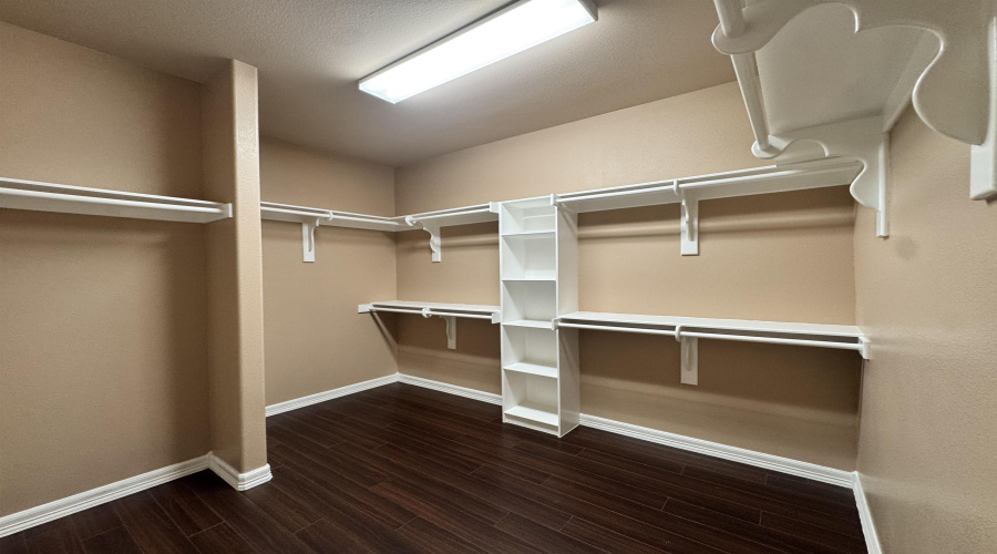 210 Starling Creek Lp, Laredo, Texas 78045, 4 Bedrooms Bedrooms, 8 Rooms Rooms,3 BathroomsBathrooms,Residential,For Sale,210 Starling Creek Lp,20263306