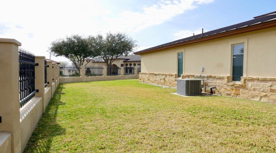 406 Jordan Dr, Laredo, Texas 78041, 4 Bedrooms Bedrooms, 11 Rooms Rooms,4 BathroomsBathrooms,Residential,For Sale,406 Jordan Dr,20263308