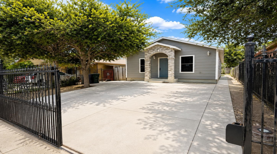 351 Redfish Dr, Laredo, Texas 78043, 2 Bedrooms Bedrooms, 5 Rooms Rooms,2 BathroomsBathrooms,Residential,For Rent,351 Redfish Dr,20263315