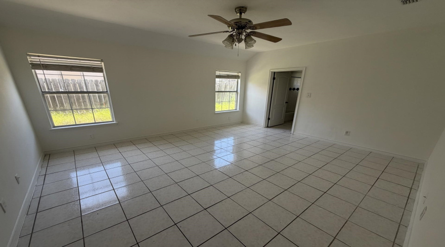 307 Cinnamon Teal Lp, Laredo, Texas 78045-4118, 3 Bedrooms Bedrooms, 6 Rooms Rooms,2 BathroomsBathrooms,Residential,For Sale,307 Cinnamon Teal Lp,20263316