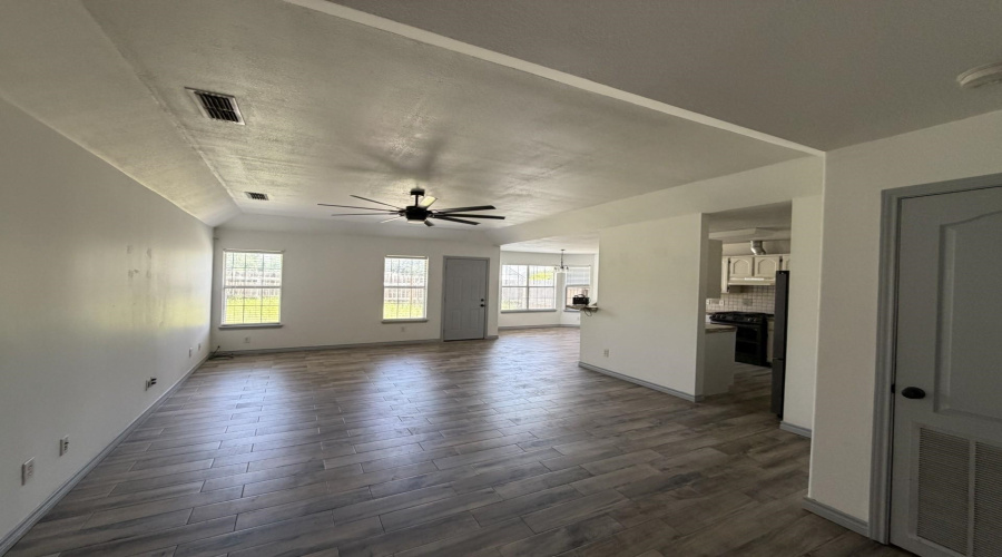 307 Cinnamon Teal Lp, Laredo, Texas 78045-4118, 3 Bedrooms Bedrooms, 6 Rooms Rooms,2 BathroomsBathrooms,Residential,For Sale,307 Cinnamon Teal Lp,20263316