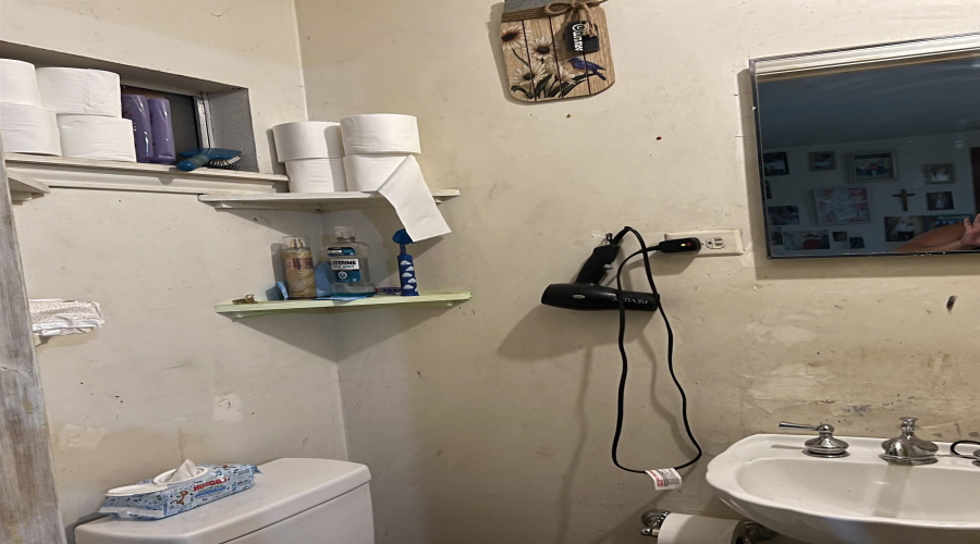 2715 Cedar Ave, Laredo, Texas 78040-0000, 4 Bedrooms Bedrooms, 5 Rooms Rooms,1 BathroomBathrooms,Residential,For Sale,2715 Cedar Ave,20263325
