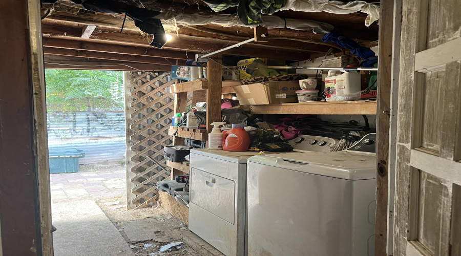 2715 Cedar Ave, Laredo, Texas 78040-0000, 4 Bedrooms Bedrooms, 5 Rooms Rooms,1 BathroomBathrooms,Residential,For Sale,2715 Cedar Ave,20263325