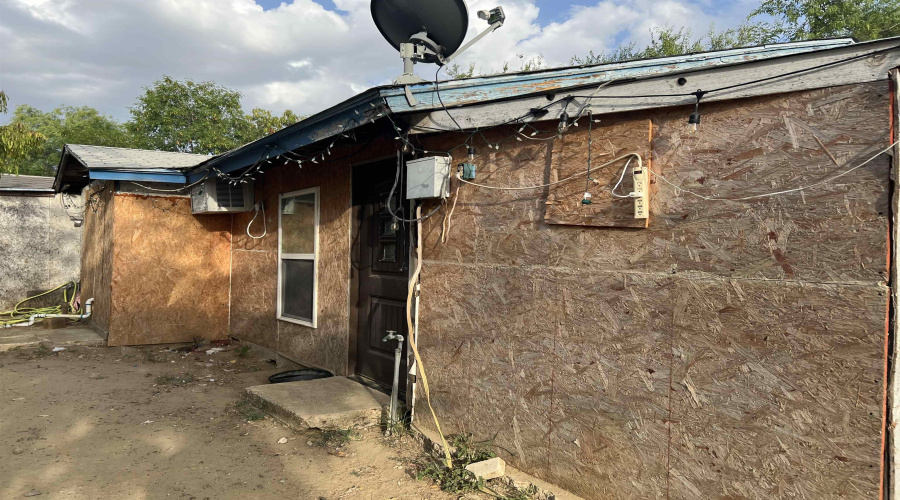 2715 Cedar Ave, Laredo, Texas 78040-0000, 4 Bedrooms Bedrooms, 5 Rooms Rooms,1 BathroomBathrooms,Residential,For Sale,2715 Cedar Ave,20263325