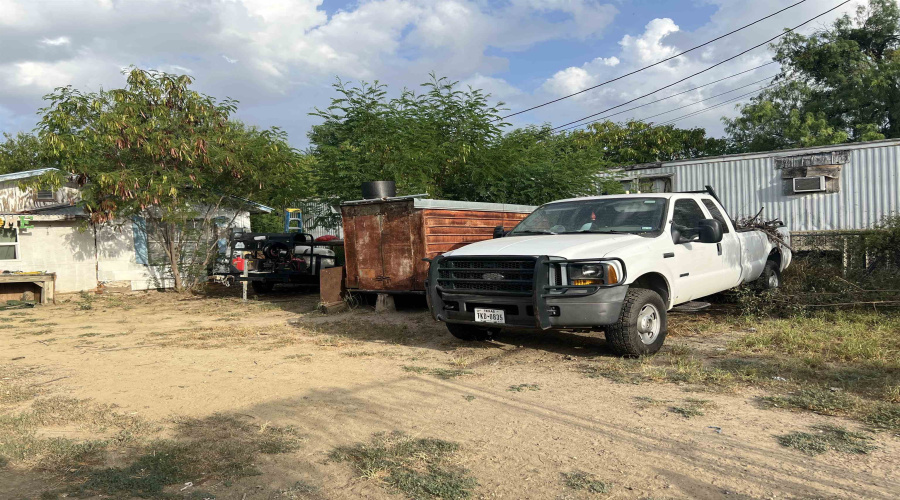 2715 Cedar Ave, Laredo, Texas 78040-0000, 4 Bedrooms Bedrooms, 5 Rooms Rooms,1 BathroomBathrooms,Residential,For Sale,2715 Cedar Ave,20263325
