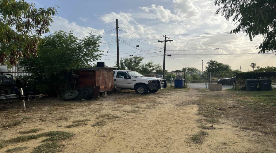 2715 Cedar Ave, Laredo, Texas 78040-0000, 4 Bedrooms Bedrooms, 5 Rooms Rooms,1 BathroomBathrooms,Residential,For Sale,2715 Cedar Ave,20263325
