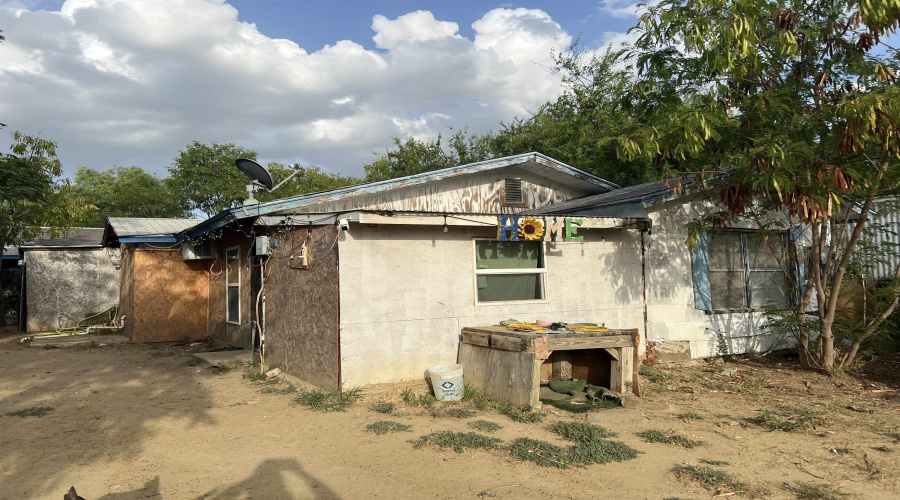 2715 Cedar Ave, Laredo, Texas 78040-0000, 4 Bedrooms Bedrooms, 5 Rooms Rooms,1 BathroomBathrooms,Residential,For Sale,2715 Cedar Ave,20263325
