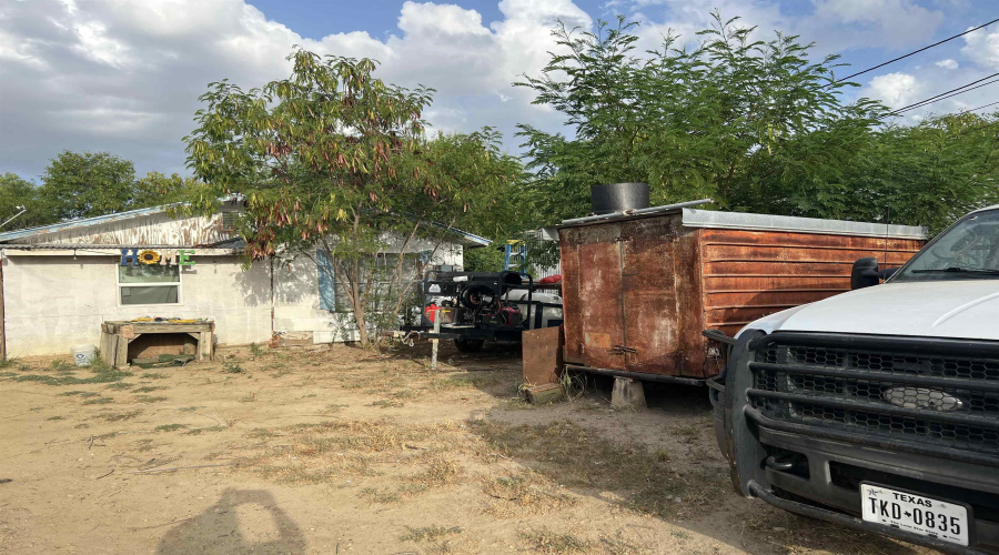 2715 Cedar Ave, Laredo, Texas 78040-0000, 4 Bedrooms Bedrooms, 5 Rooms Rooms,1 BathroomBathrooms,Residential,For Sale,2715 Cedar Ave,20263325