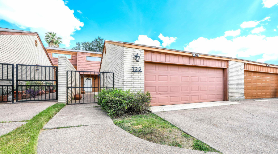 132 Martingale Ln, Laredo, Texas 78041-2231, 3 Bedrooms Bedrooms, 7 Rooms Rooms,2 BathroomsBathrooms,Residential,For Sale,132 Martingale Ln,20263335