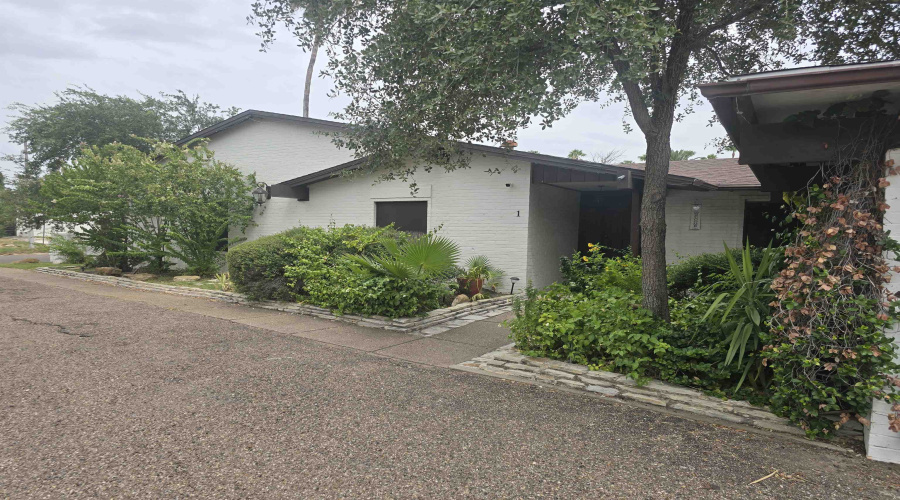 2 McPherson Dr, LAREDO, Texas 78041, 3 Bedrooms Bedrooms, 6 Rooms Rooms,3 BathroomsBathrooms,Residential,For Sale,2 McPherson Dr,20263336
