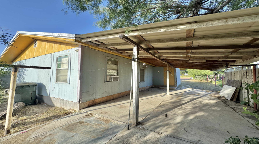 2206 Hidalgo Blvd., ZAPATA, Texas 78076, 3 Bedrooms Bedrooms, 5 Rooms Rooms,1 BathroomBathrooms,Residential,For Sale,2206 Hidalgo Blvd.,20263338