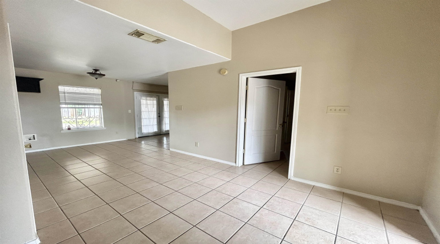 301 Lily Ln, Laredo, Texas 78046, 3 Bedrooms Bedrooms, 6 Rooms Rooms,2 BathroomsBathrooms,Residential,For Rent,301 Lily Ln,20263348