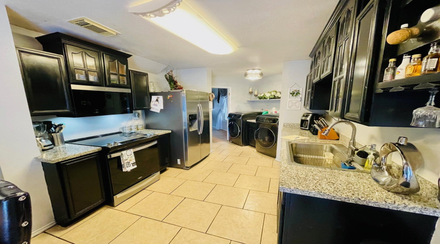 3012 St Isaac Lp, laredo, Texas 78046, 6 Bedrooms Bedrooms, 7 Rooms Rooms,3 BathroomsBathrooms,Residential,For Sale,3012 St Isaac Lp,20263351