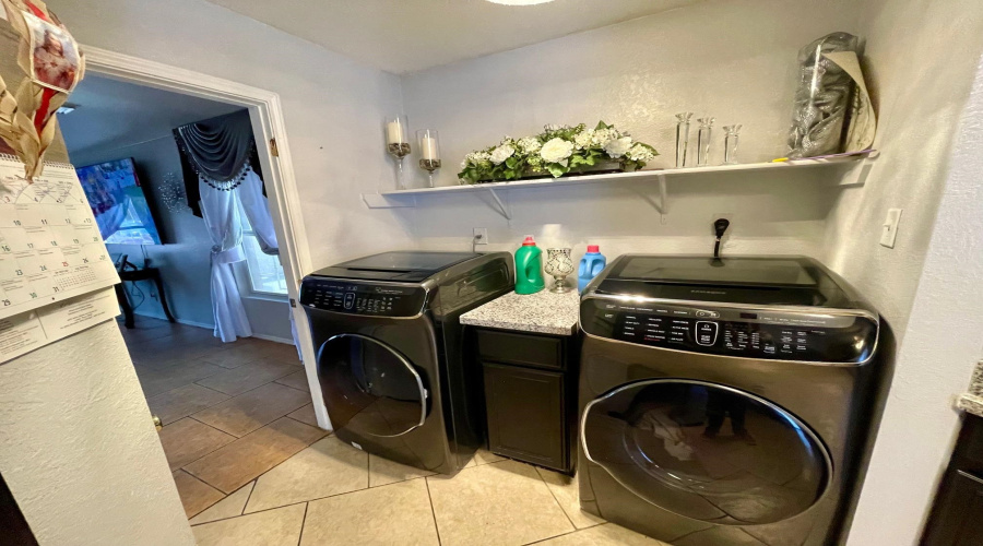 3012 St Isaac Lp, laredo, Texas 78046, 6 Bedrooms Bedrooms, 7 Rooms Rooms,3 BathroomsBathrooms,Residential,For Sale,3012 St Isaac Lp,20263351