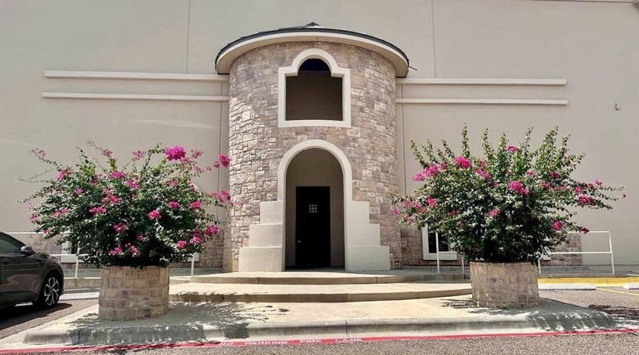 806 Hallmark Dr, Laredo, Texas 78045, 1 Bedroom Bedrooms, 1 Room Rooms,1 BathroomBathrooms,Commercial/industrial,For Rent,806 Hallmark Dr,20263360