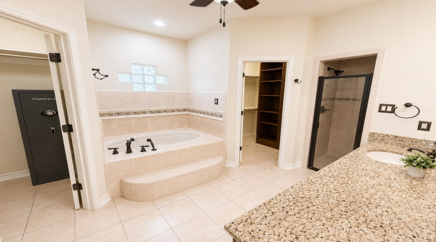 2104 Foggy Lp, Laredo, Texas 78045, 3 Bedrooms Bedrooms, 6 Rooms Rooms,2 BathroomsBathrooms,Residential,For Sale,2104 Foggy Lp,20263369